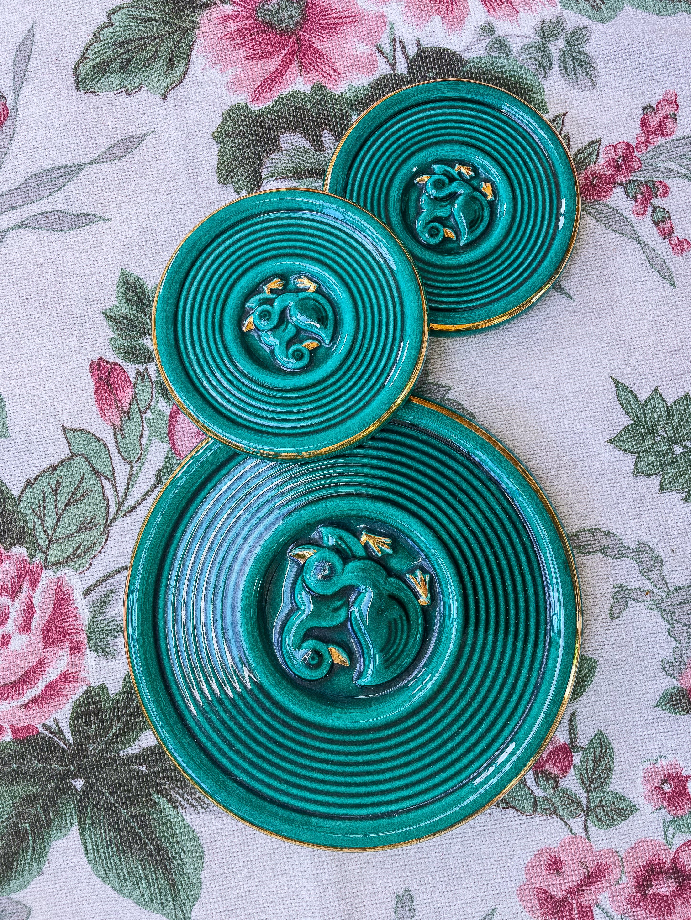 Ensemble de dessous de plats en barbotine