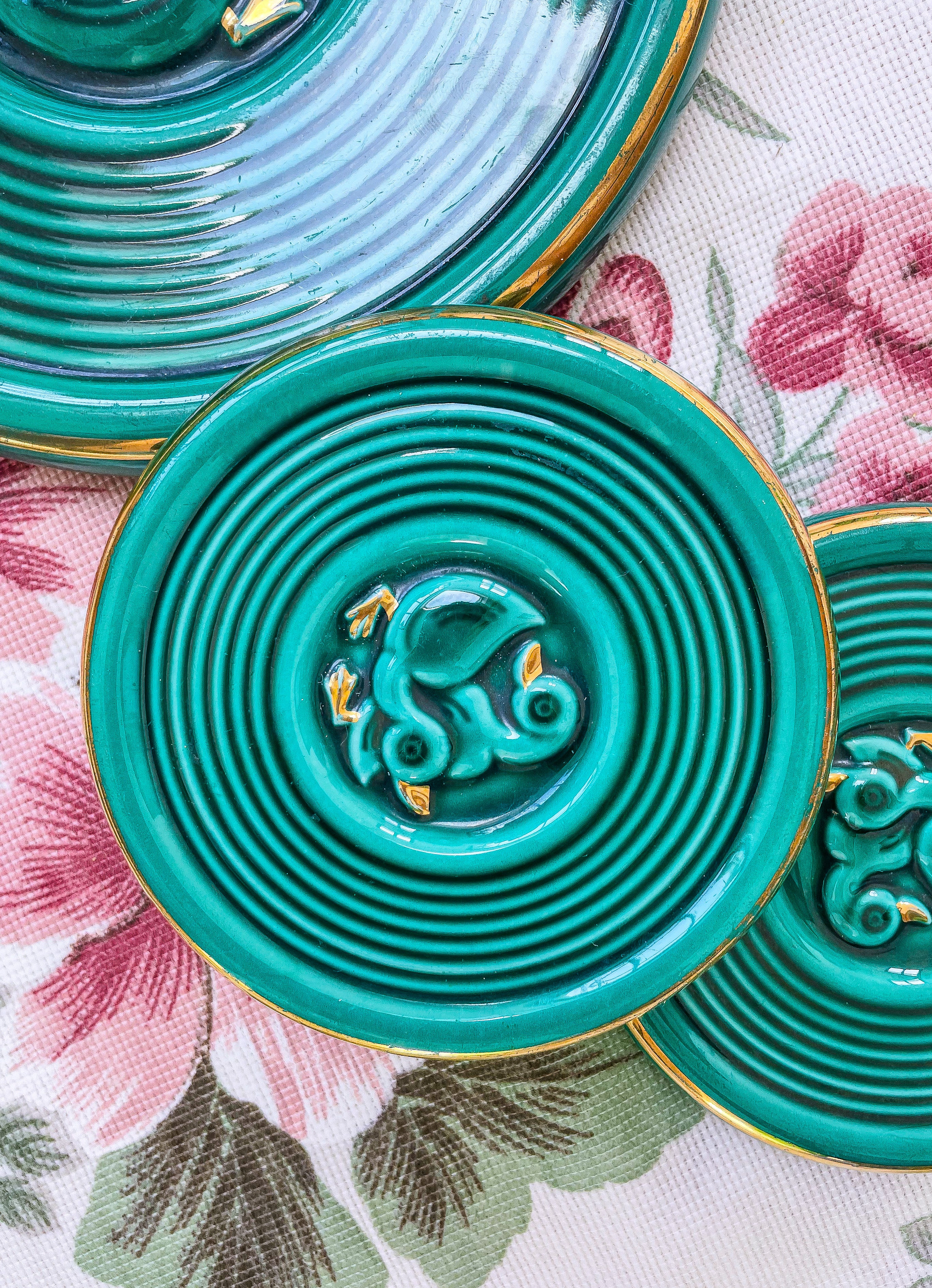 Ensemble de dessous de plats en barbotine