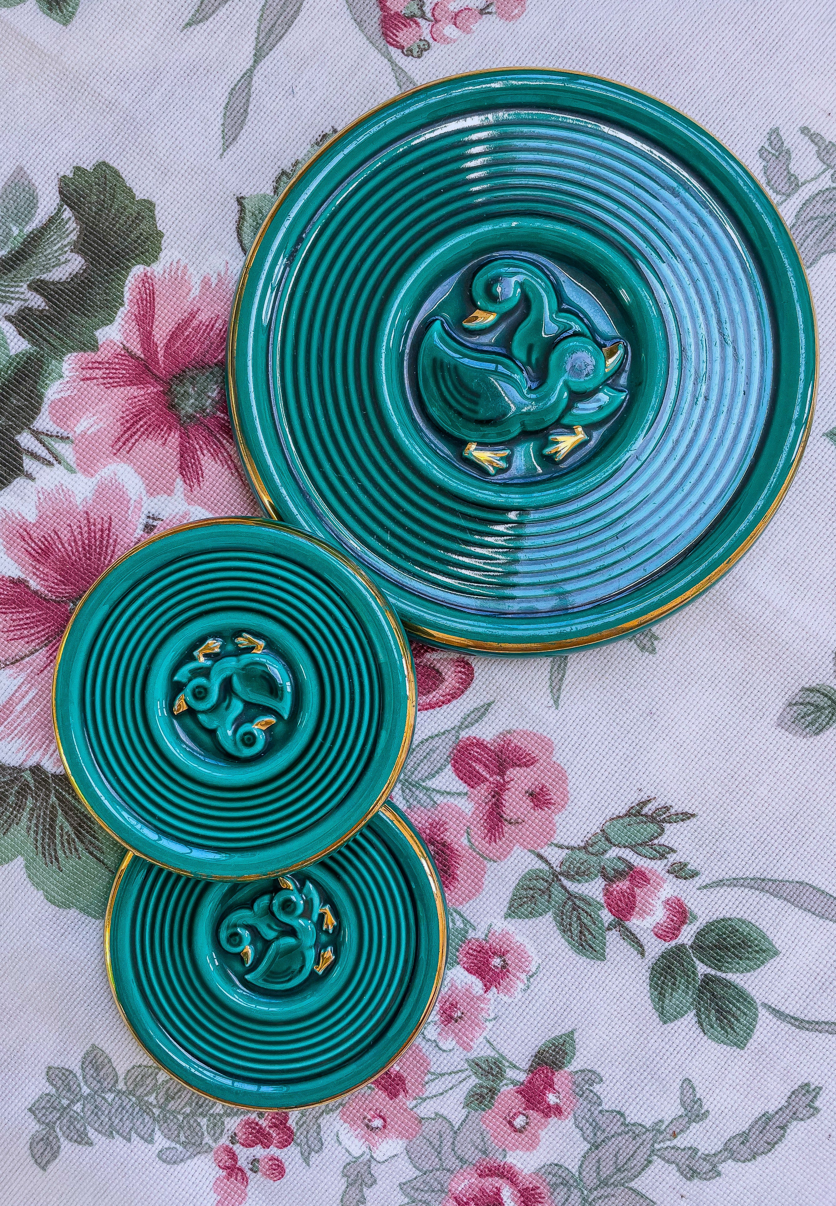 Ensemble de dessous de plats en barbotine