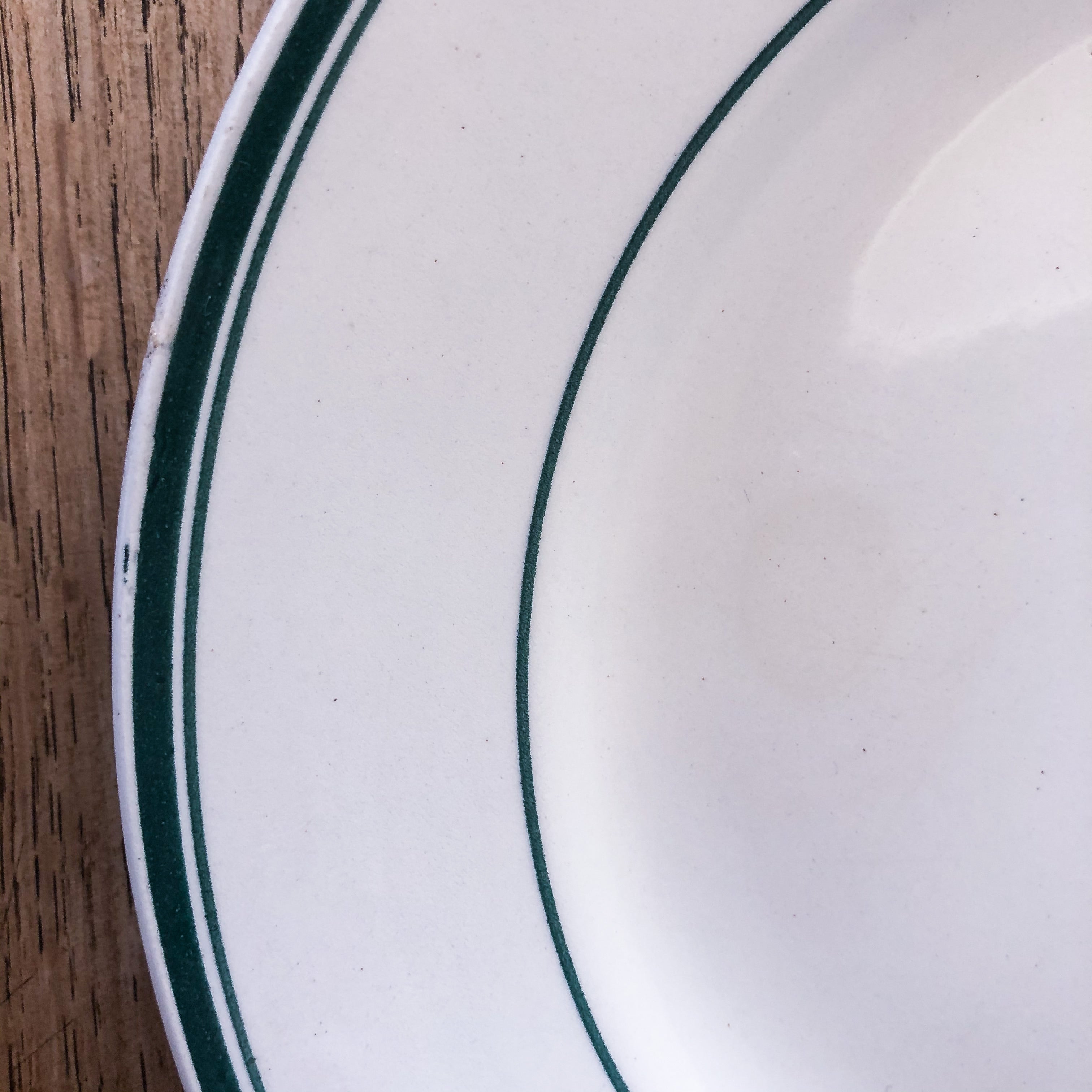 Set de 7 assiettes porcelaine et détails vert sapin